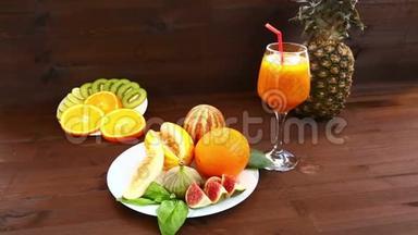餐桌上的素食饮食躺着水果：越南瓜，无花果，猕猴桃，菠萝，橘子，果汁..